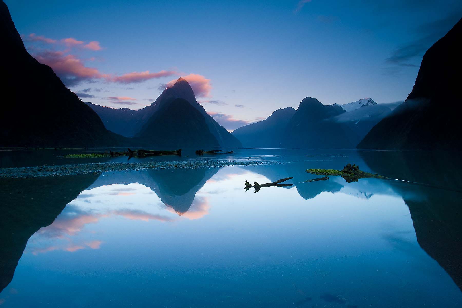Milford-Sound-Dawn-Fjordland-National-Park-South-Island-New-Zealand
