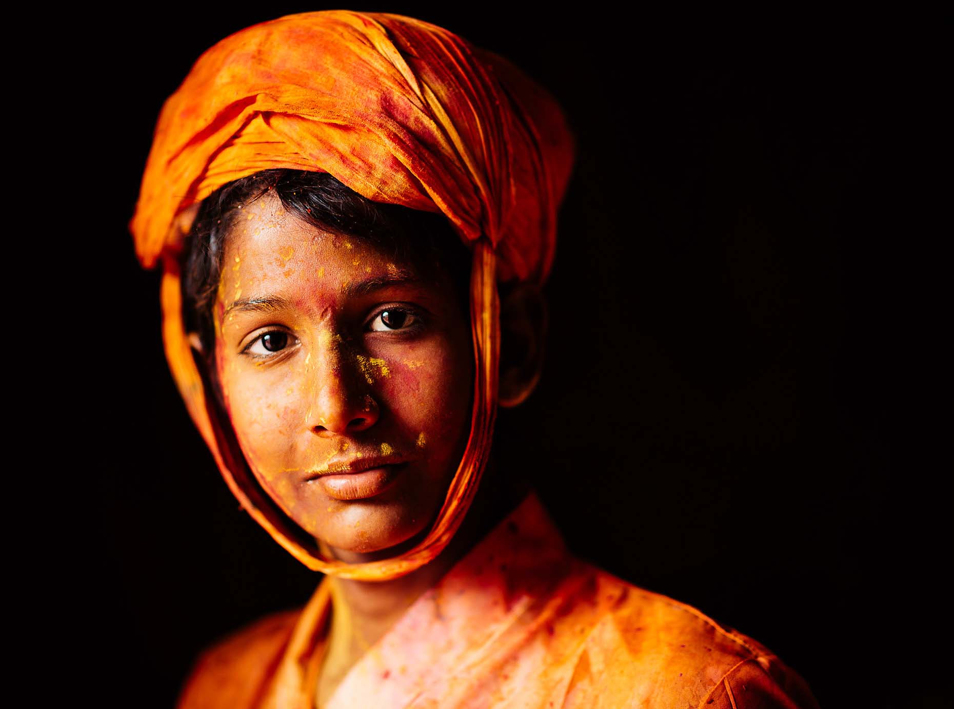 Portrait-Travel-Orange-Holi-Festival-Colour-India-019