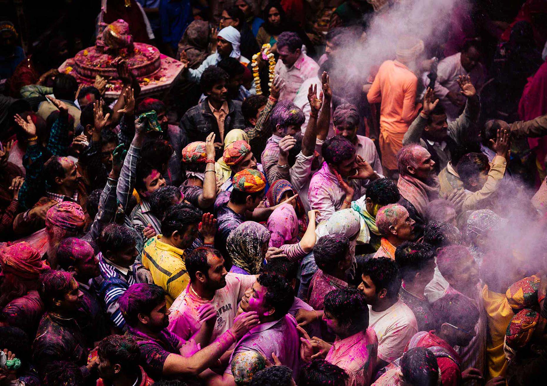 Vrindavan-Bankei-Bijari-Temple-Holi-Festival-Colour-India-009