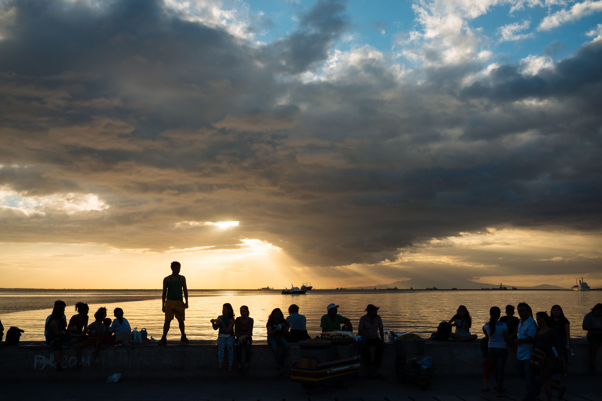 baywalk-sunset-silhouette-skyline-horizon-roxas-boulevard-manila-philippines-asia