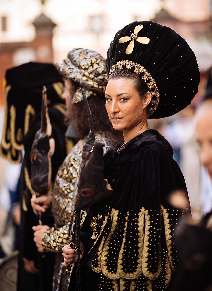 beautiful-woman-asti-palio-italy-black-costume-medieval-08