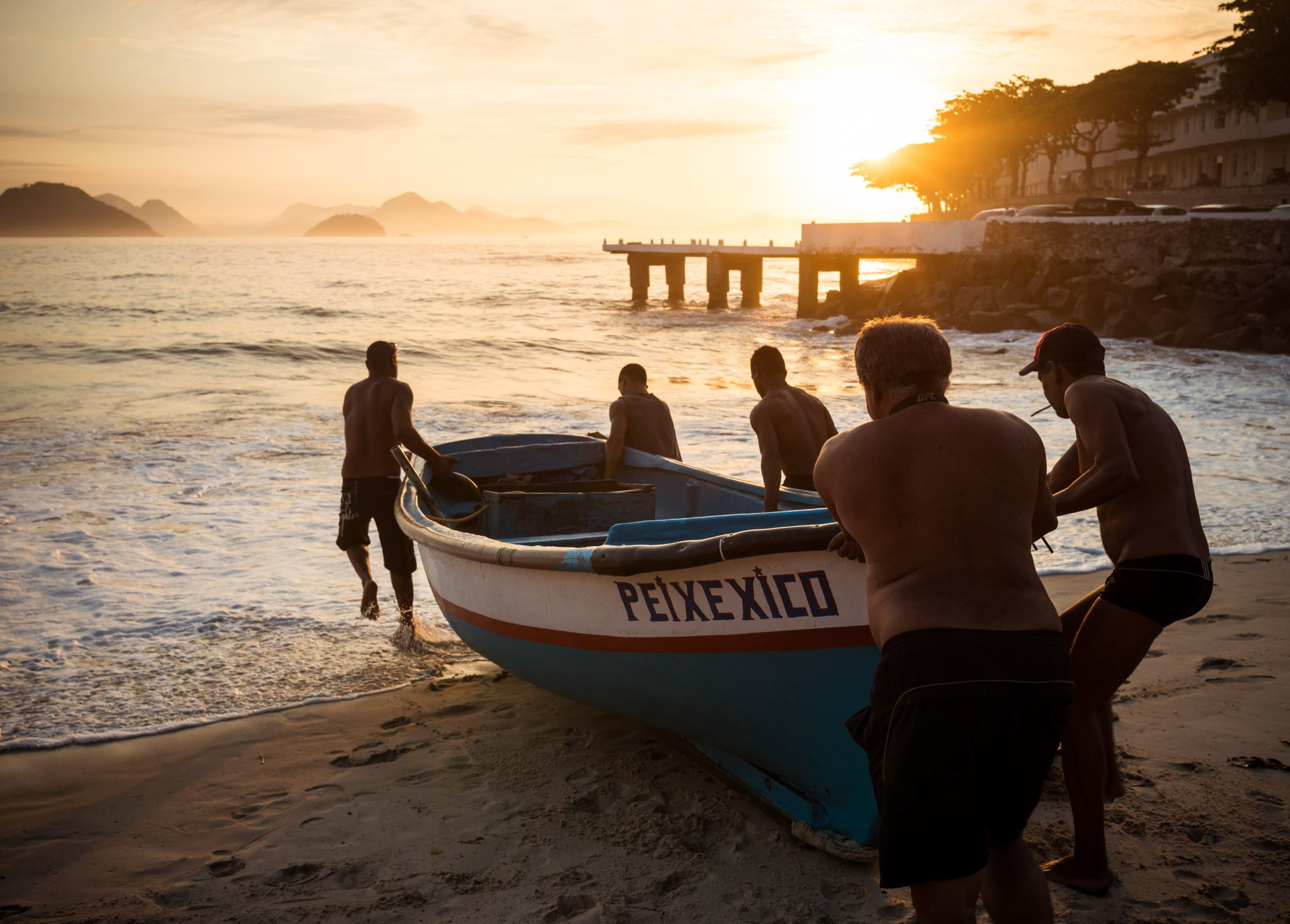 boat-fishing-men-dawn-sunrise-travel-photography-rio-de-janeiro-brazil
