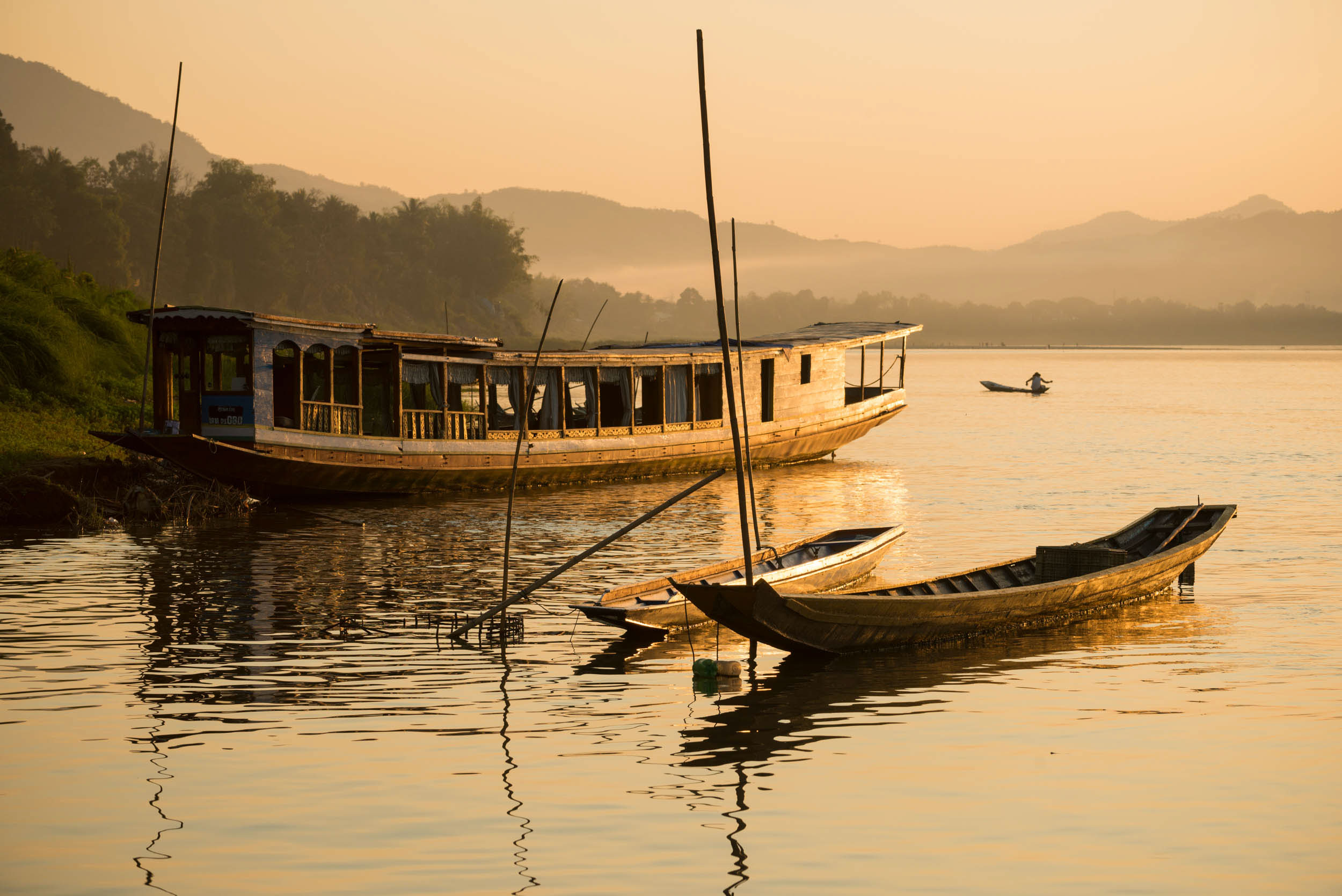 boat-lake-sunset-travel-luang-prabang-laos-asia