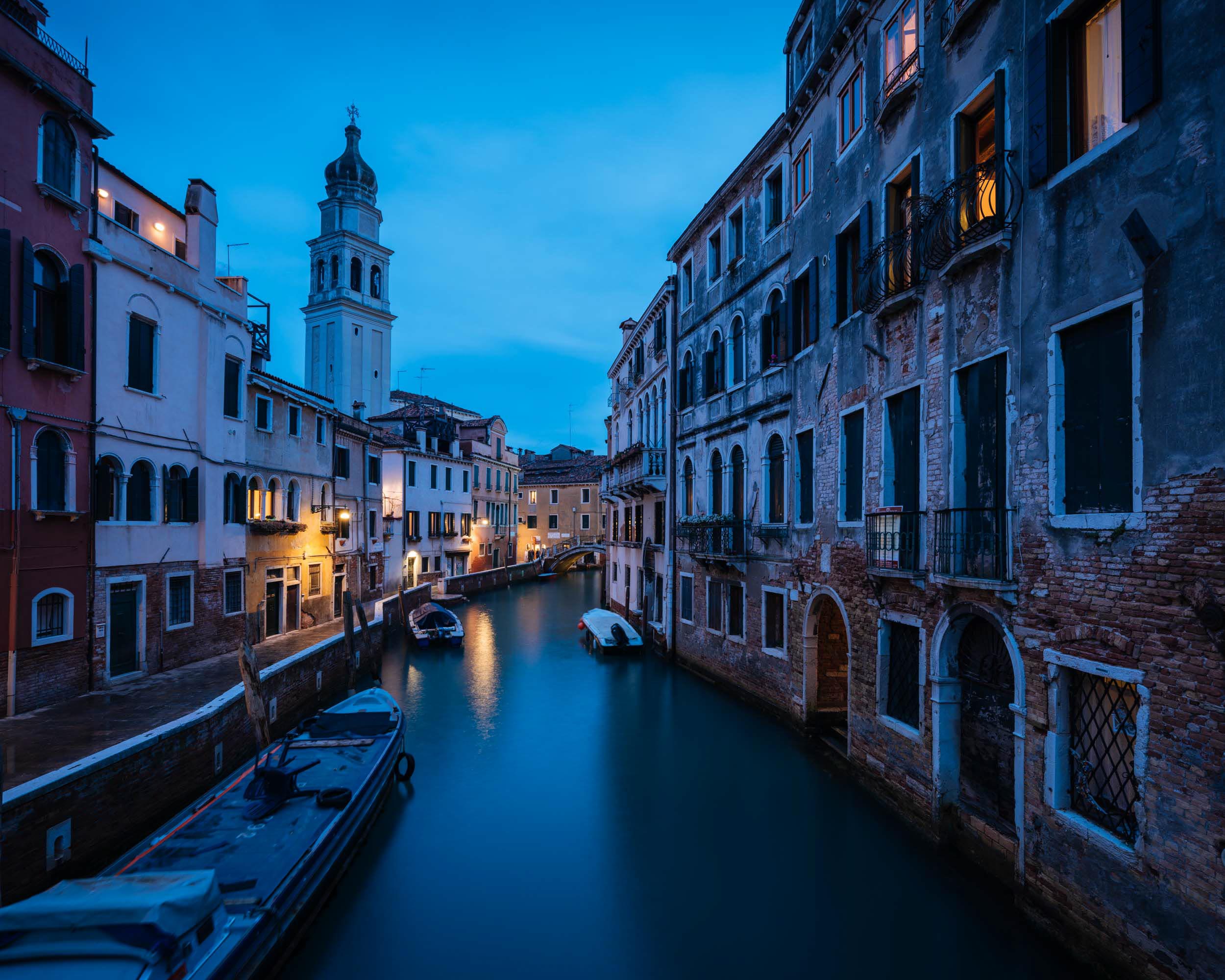canal-twilight-dusk-blue-venice-venezia-nobody-night-italy