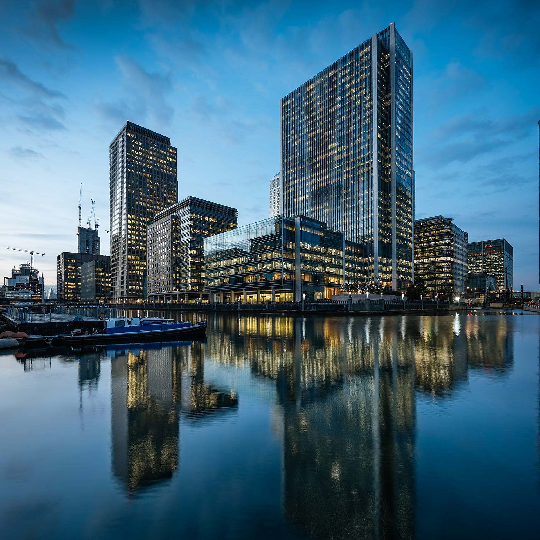 canary-wharf-modern-architecture-dusk-reflection-london-uk
