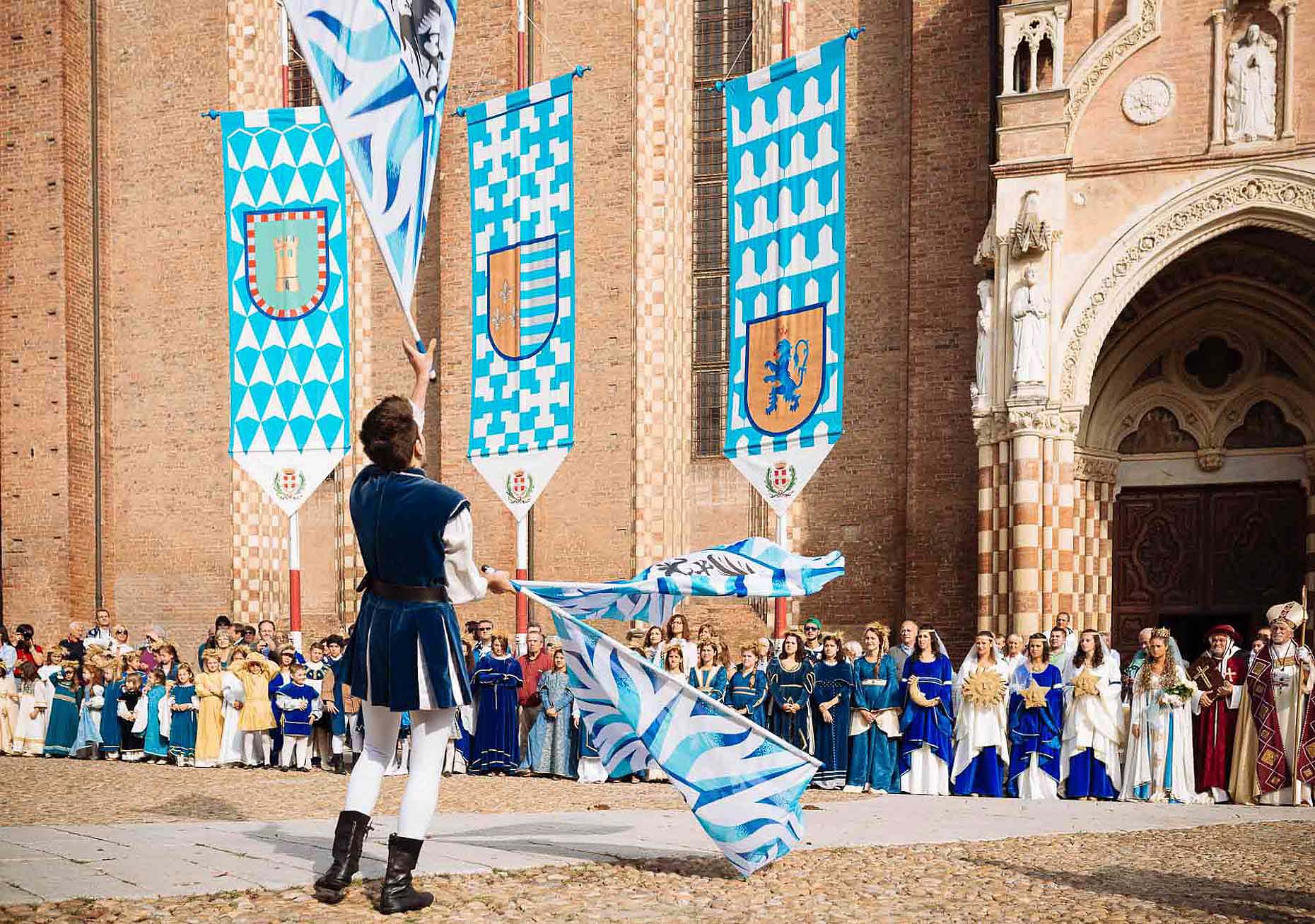 cathedral-juggling-medieval-palio-asti-italy-13