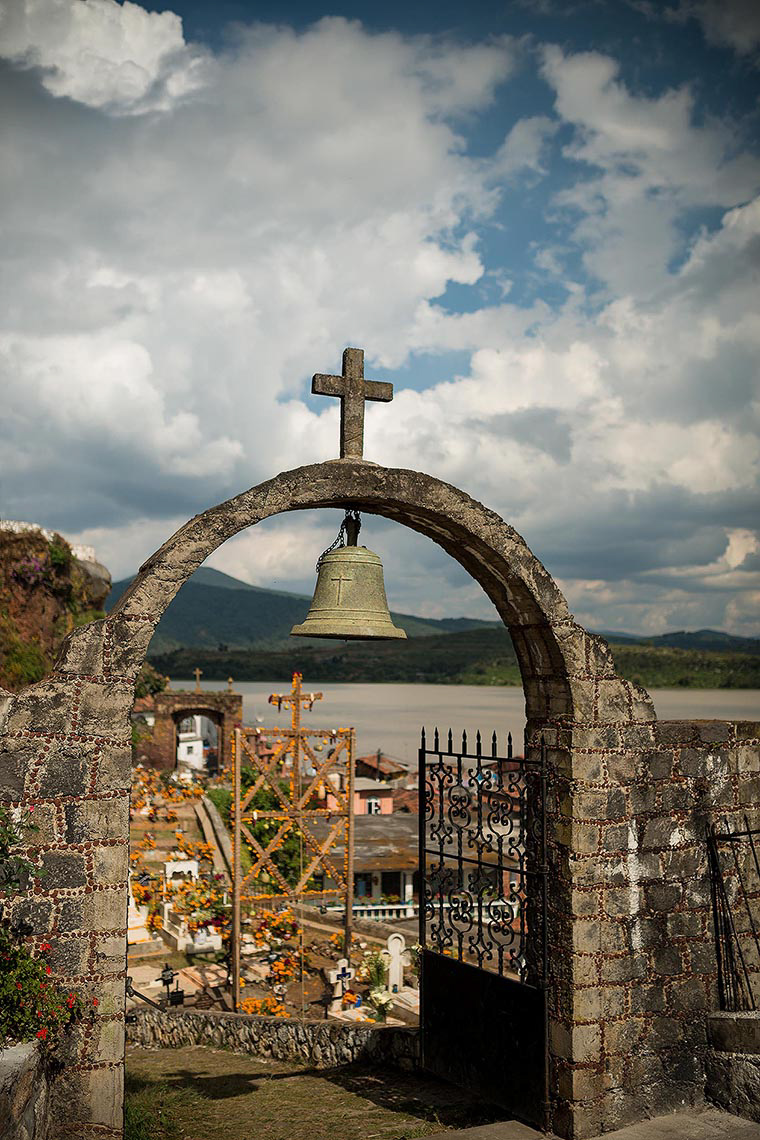 cemetery-isla-janitzio-michoacan-mexico