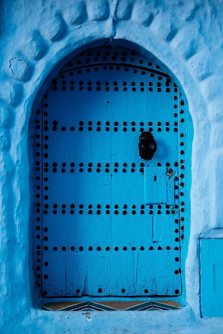 chefchaouen-morocco-travel-blue-door-tradition