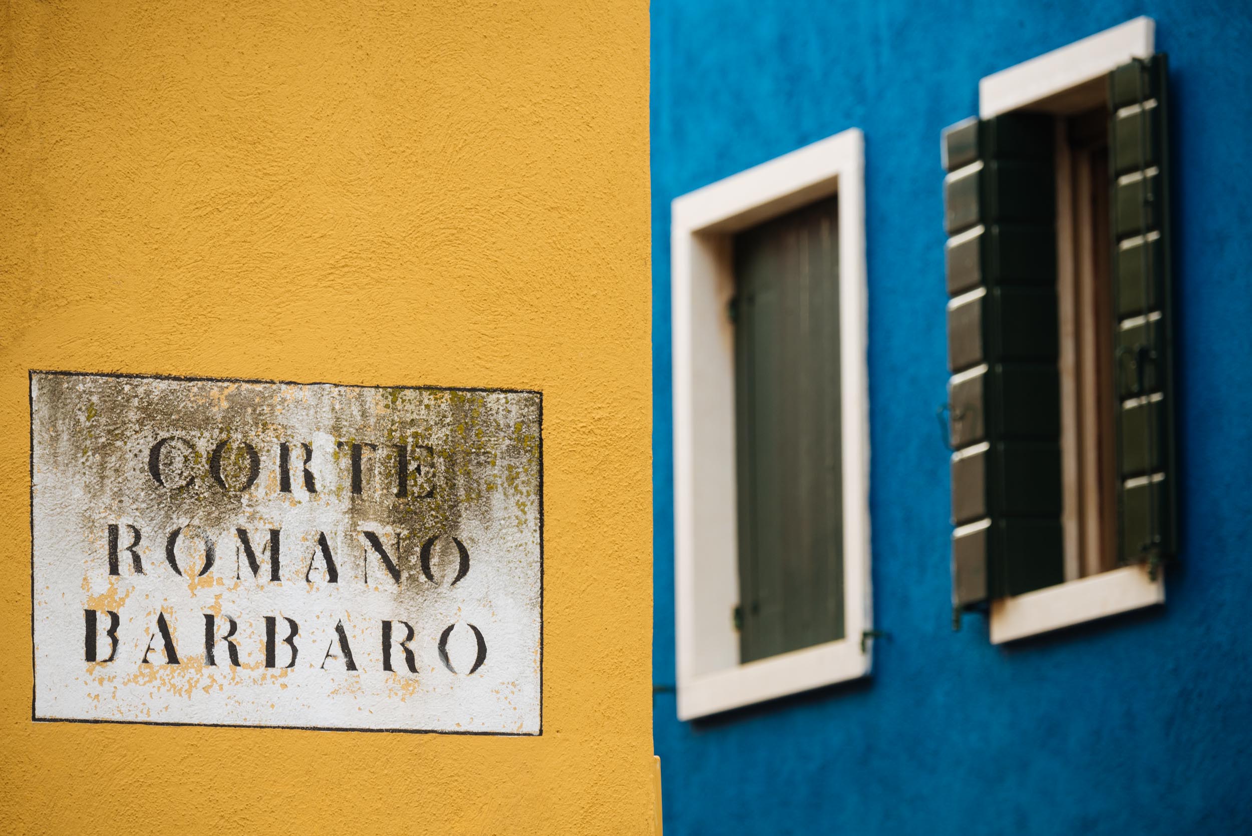 colour-building-detail-burano-italy-veneto-sign
