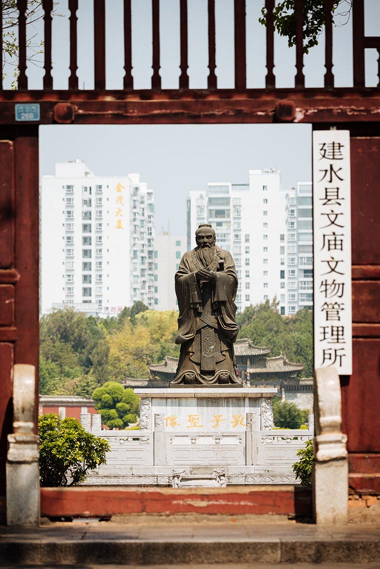 confucian-temple-gate-jianshui-yunnan-china-05