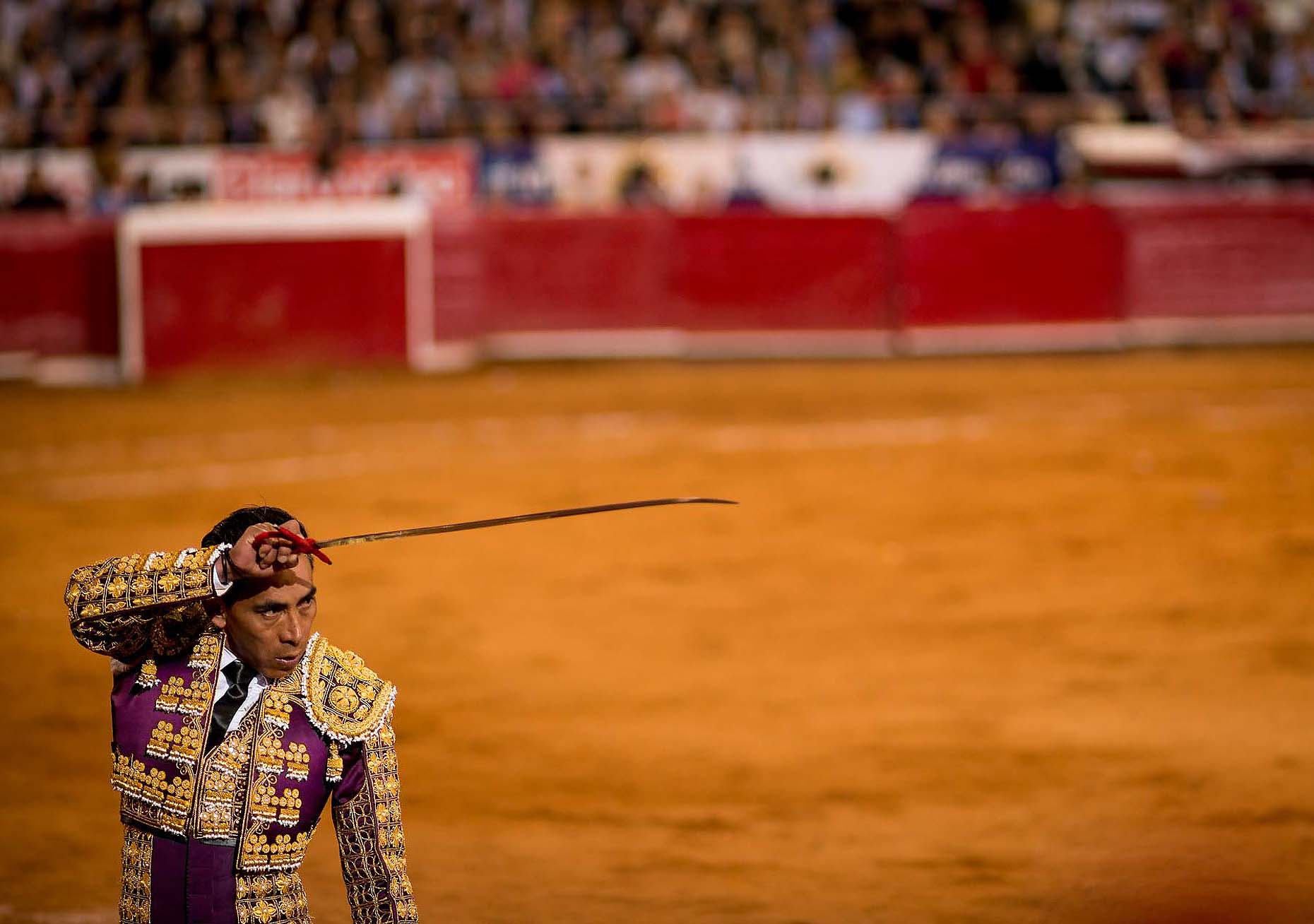 corrida-de-toros-bullfight-matador-sword-plaza-mexico-city-bullring-25