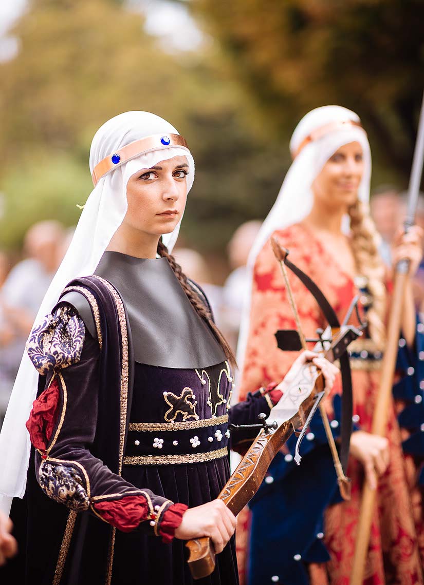 crossbow-girl-medieval-costume-palio-di-asti-italy-europe-12