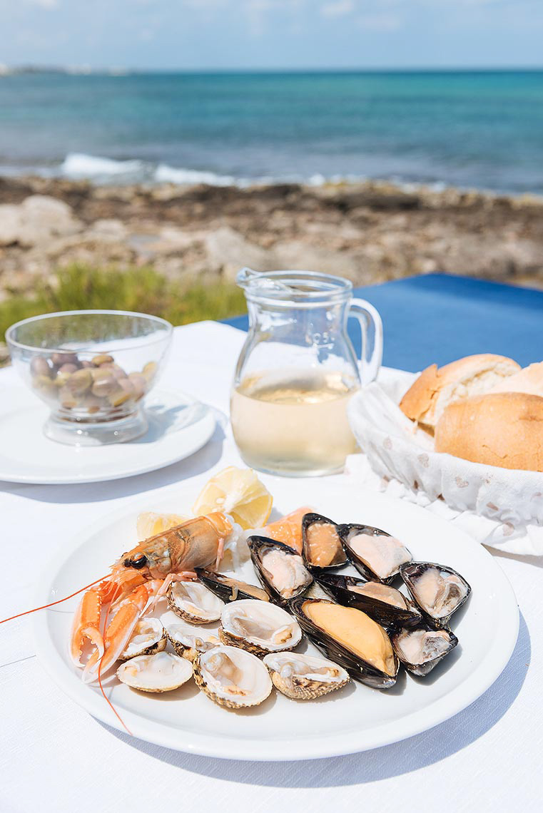 di-pesce-crudo-seafood-dish-plate-puglia-italy-food-italian