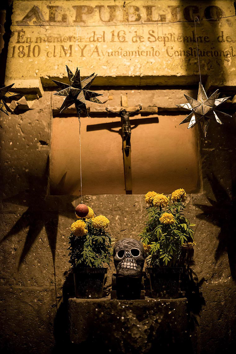 dia-de-los-muertos-altar-san-miguel-de-allende-guanajuato-mexico
