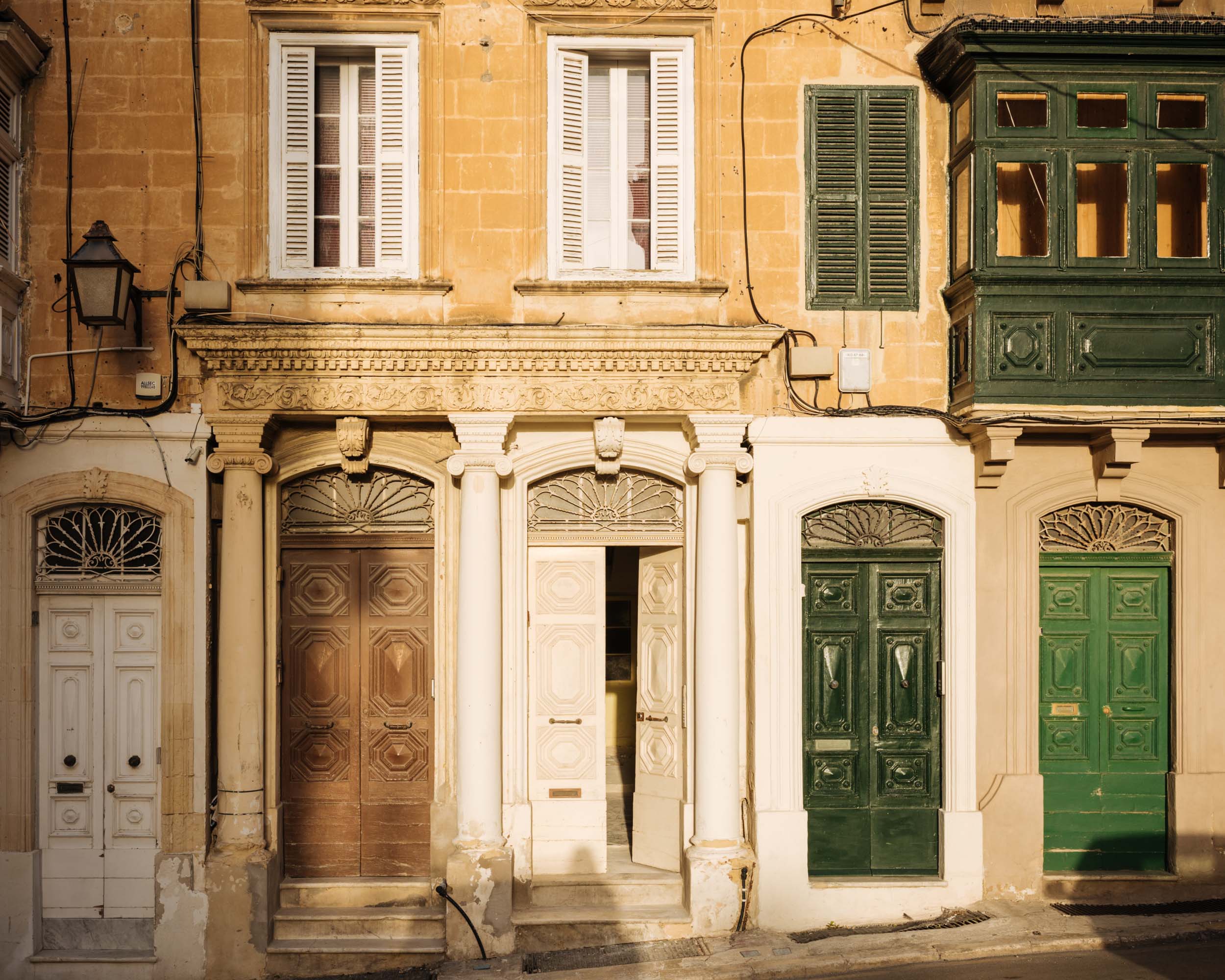 facade-buildings-architecture-valletta-malta