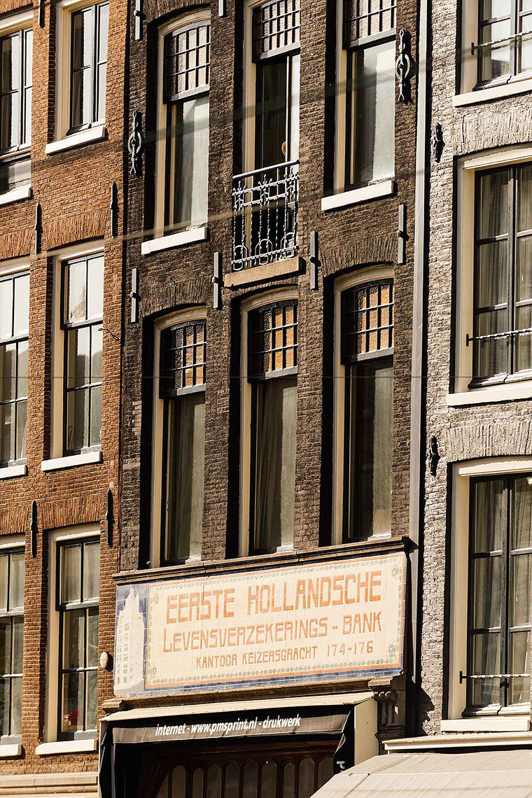 facade-traditional-building-amsterdam-netherlands-holland