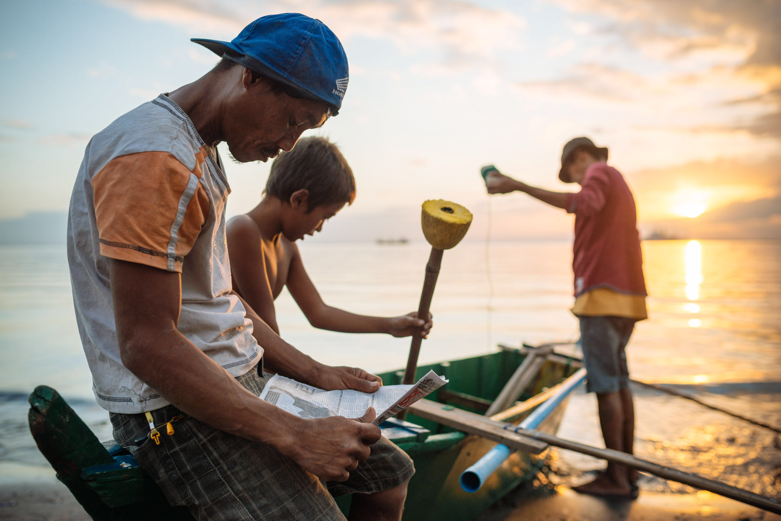fishermen-waiting-boat-sunset-roxas-boulevard-manila-philippines-asia