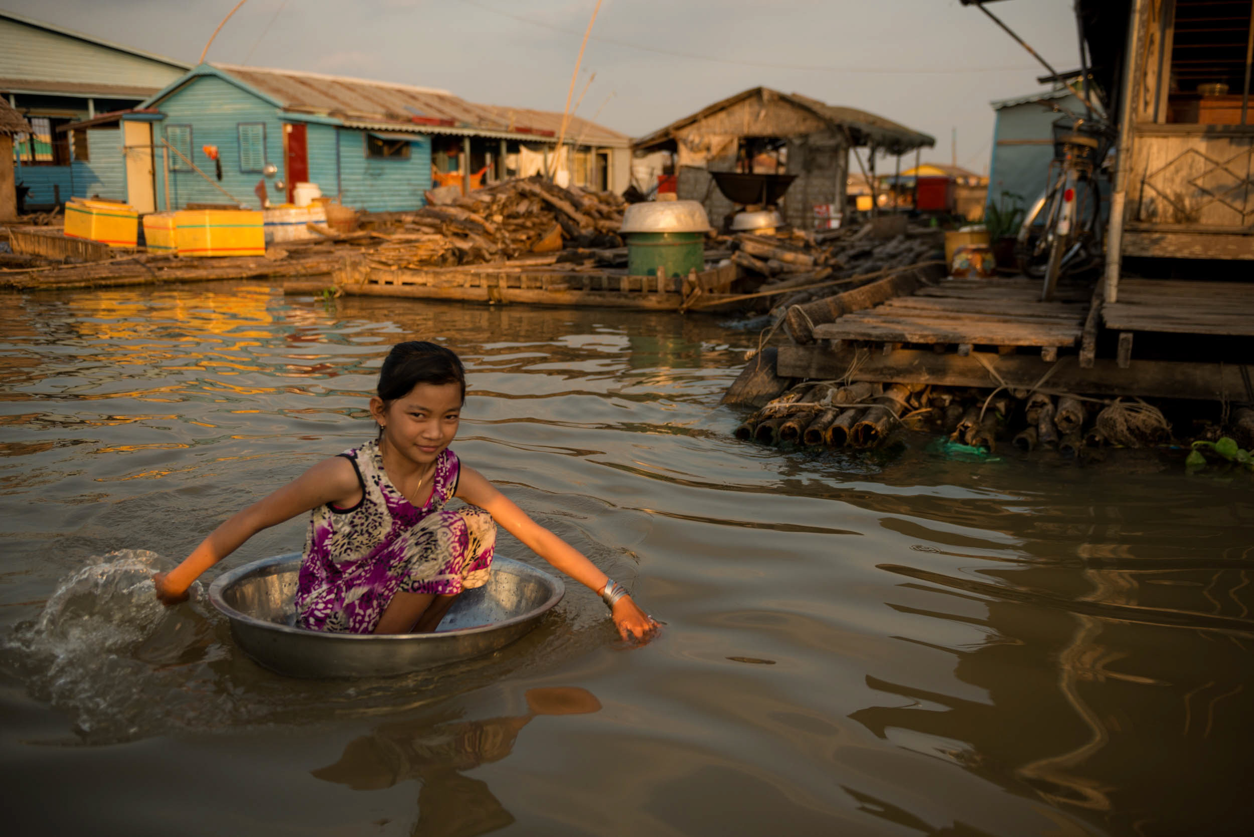 girl-floating-village-phoum-kandal-kompong-chnang-cambodia