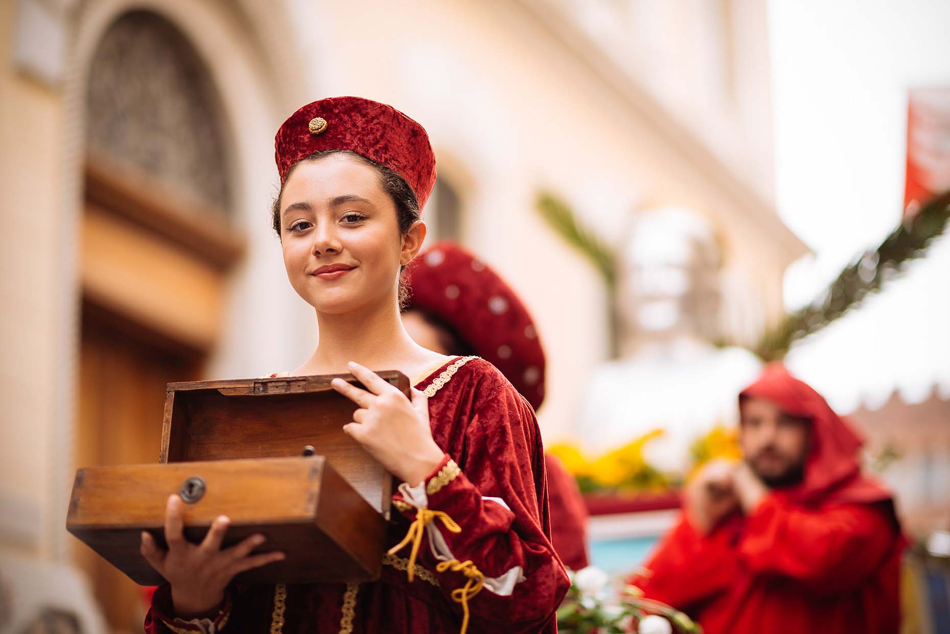 girl-palio-asti-italy-street-parade-travel-11