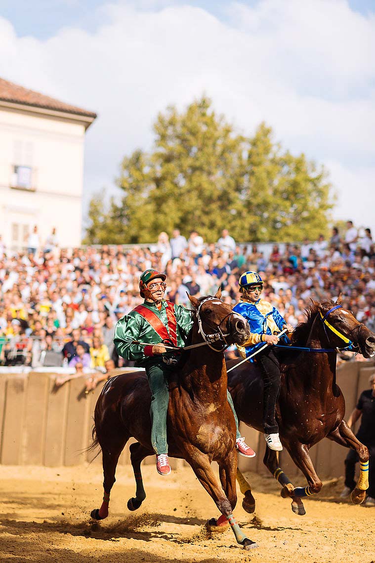 horse-race-medieval-festival-palio-di-asti-piedmont-italy-19