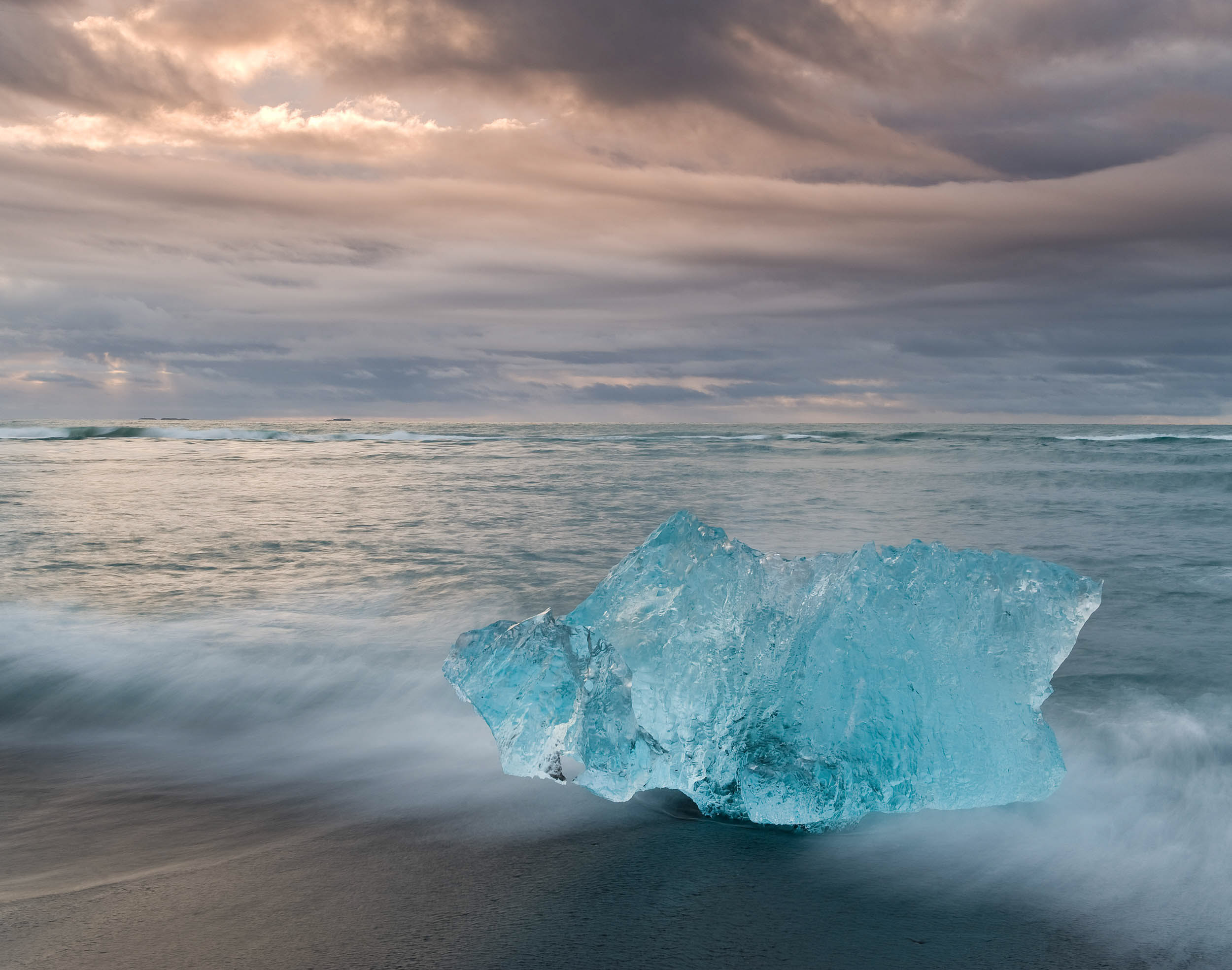 iceberg-on-beach-jokulsarlon-iceland-landscape-photography