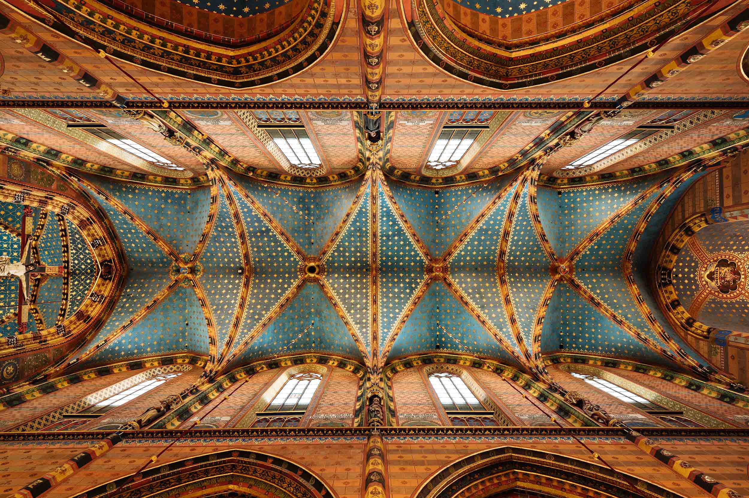 interior-saint-marys-basilica-cathedral-ceiling-krakow-poland
