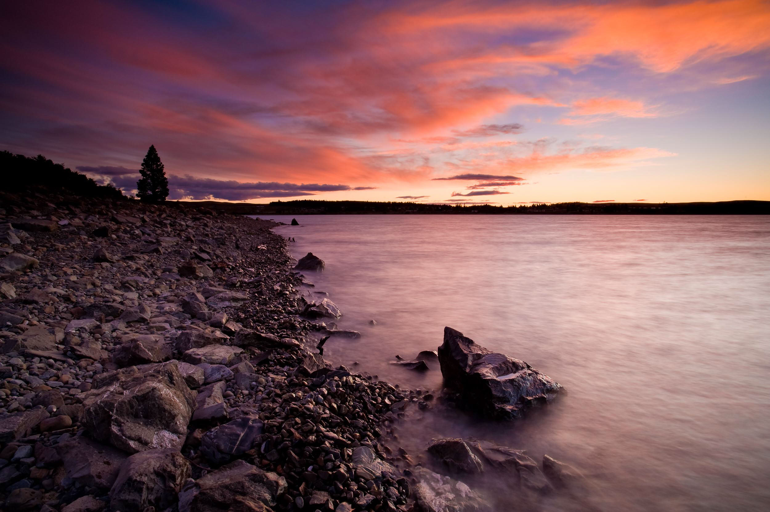 lake-tekapo-dusk-colour-twilight-shore-landscape-south-island-new-zealand