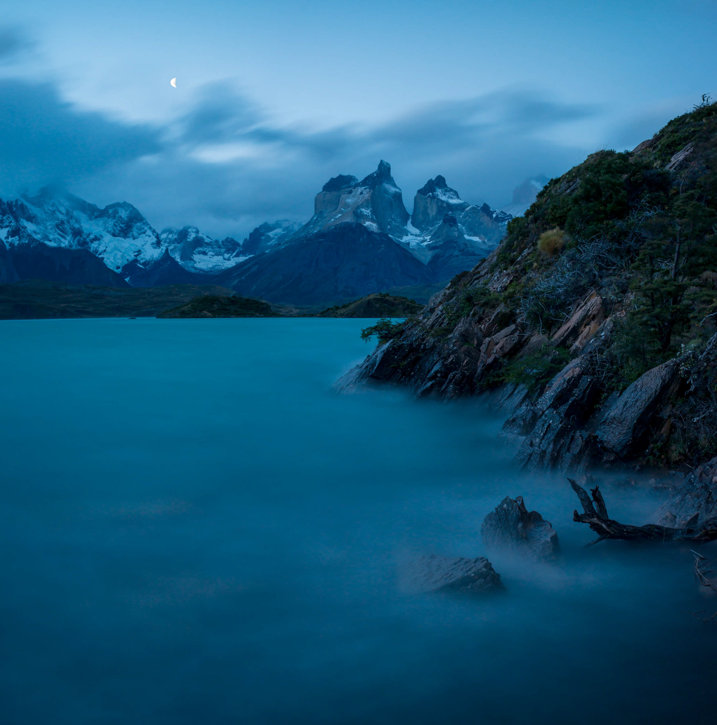 landscape-photography-torres-del-paine-patagonia-chile-mountains-dusk