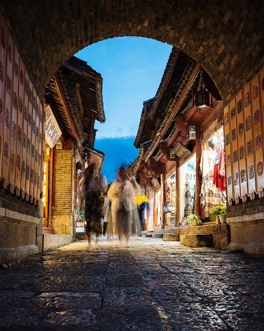 lijiang-street-twilight-gate-yunnan-china-22