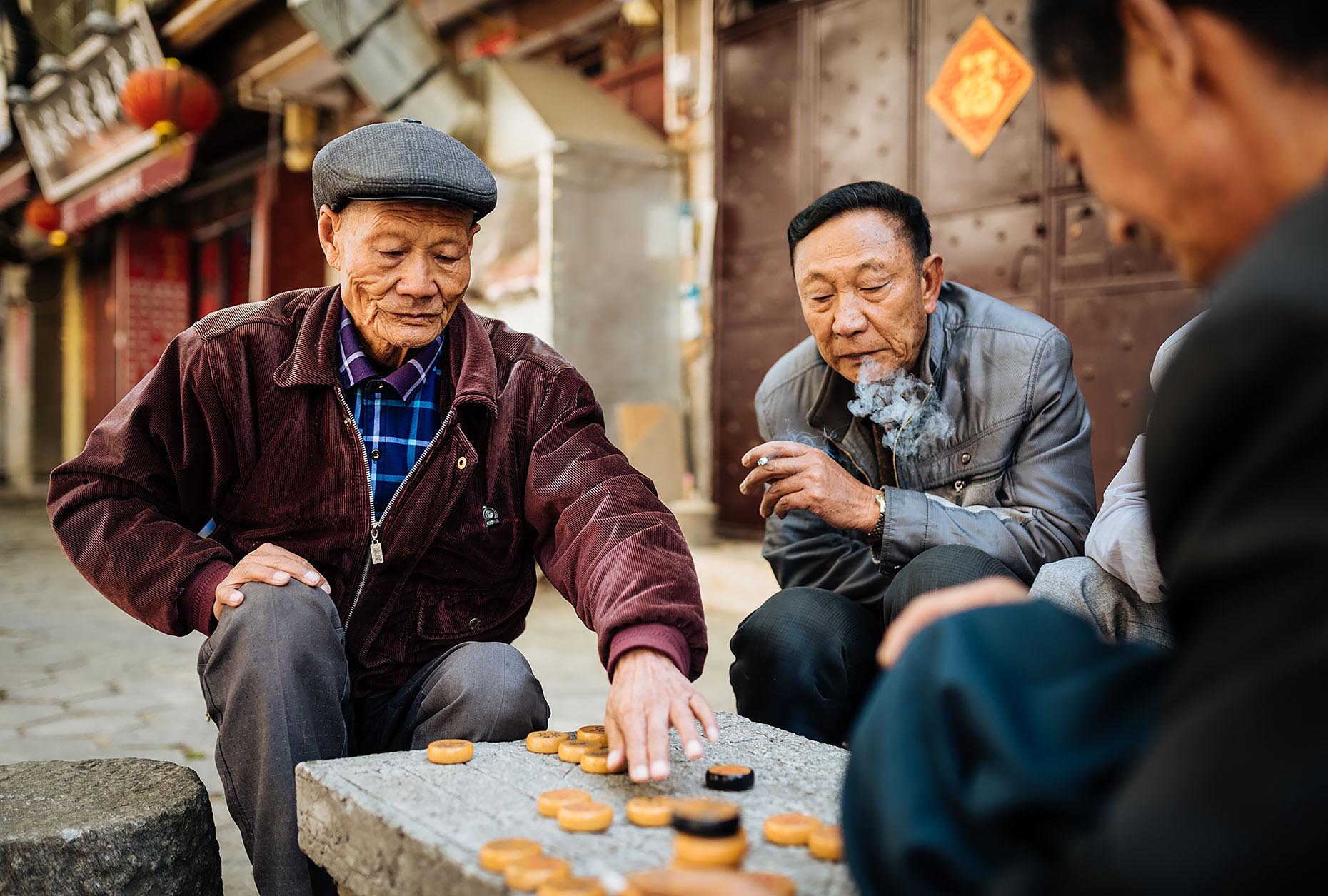 men-traditional-chinese-chess-playing-reportage-photography-dali-yunnan-china-17