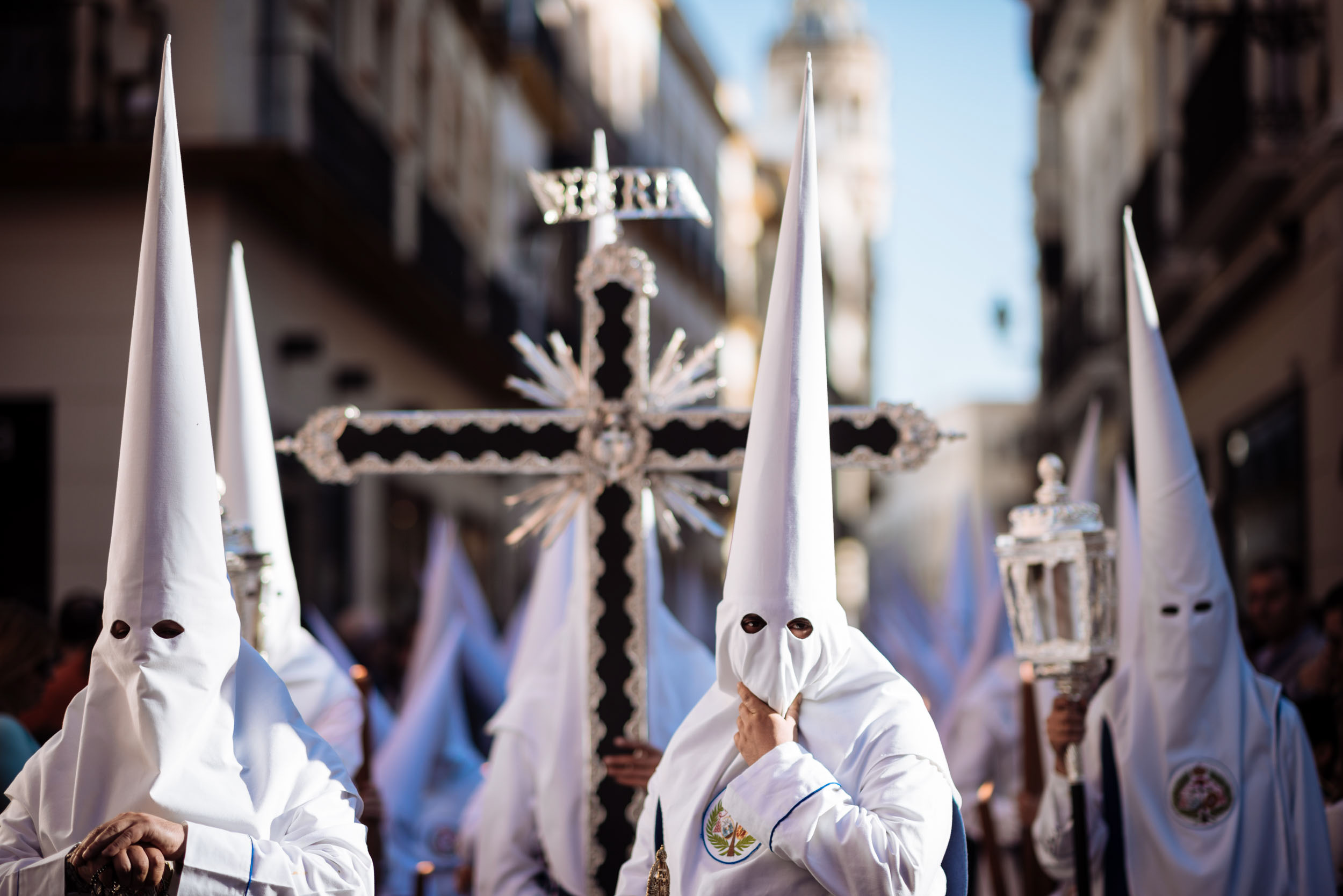 penitents-robes-tradition-procession-christianity-catholic-semana-santa-holy-week-seville-andalucia-spain