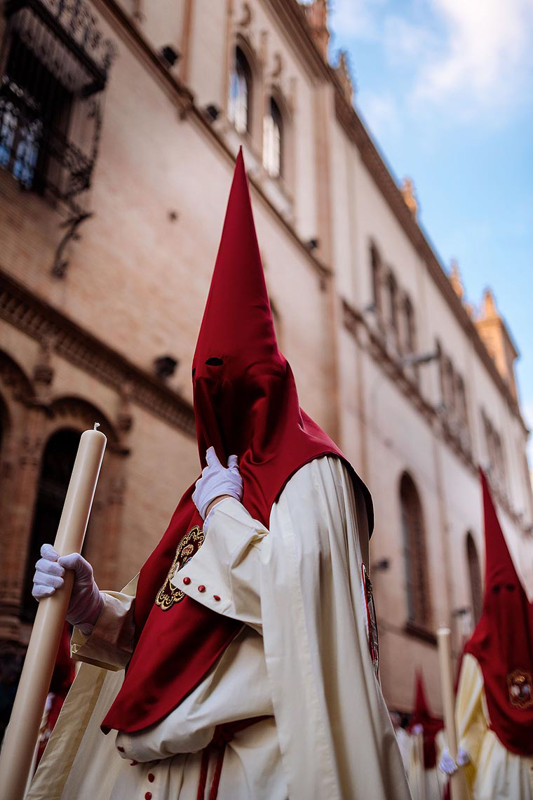 penitents-robes-tradition-procession-semana-santa-holy-week-seville-andalucia-spain