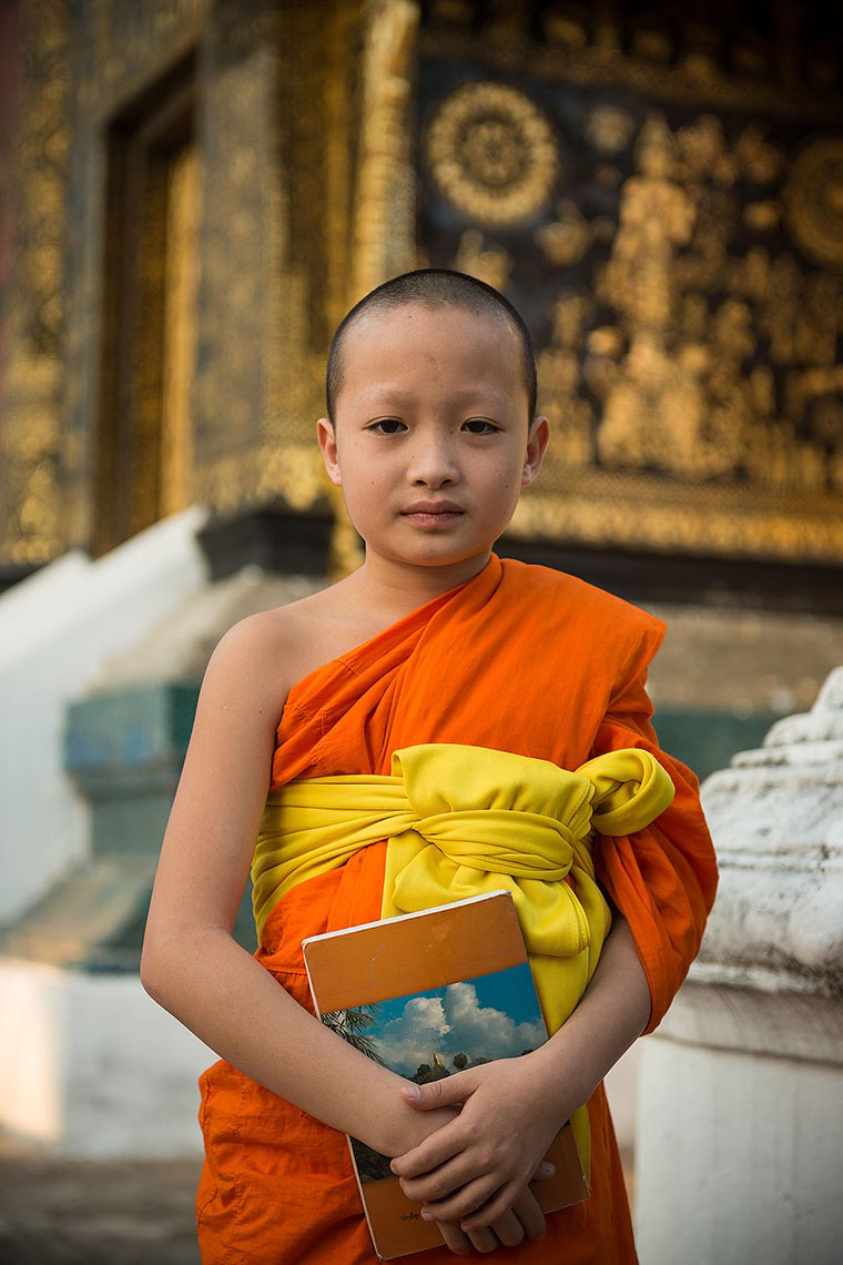 portrait-travel-photographer-buddhist-monk-temple-novice-luang-prabang-laos-asia