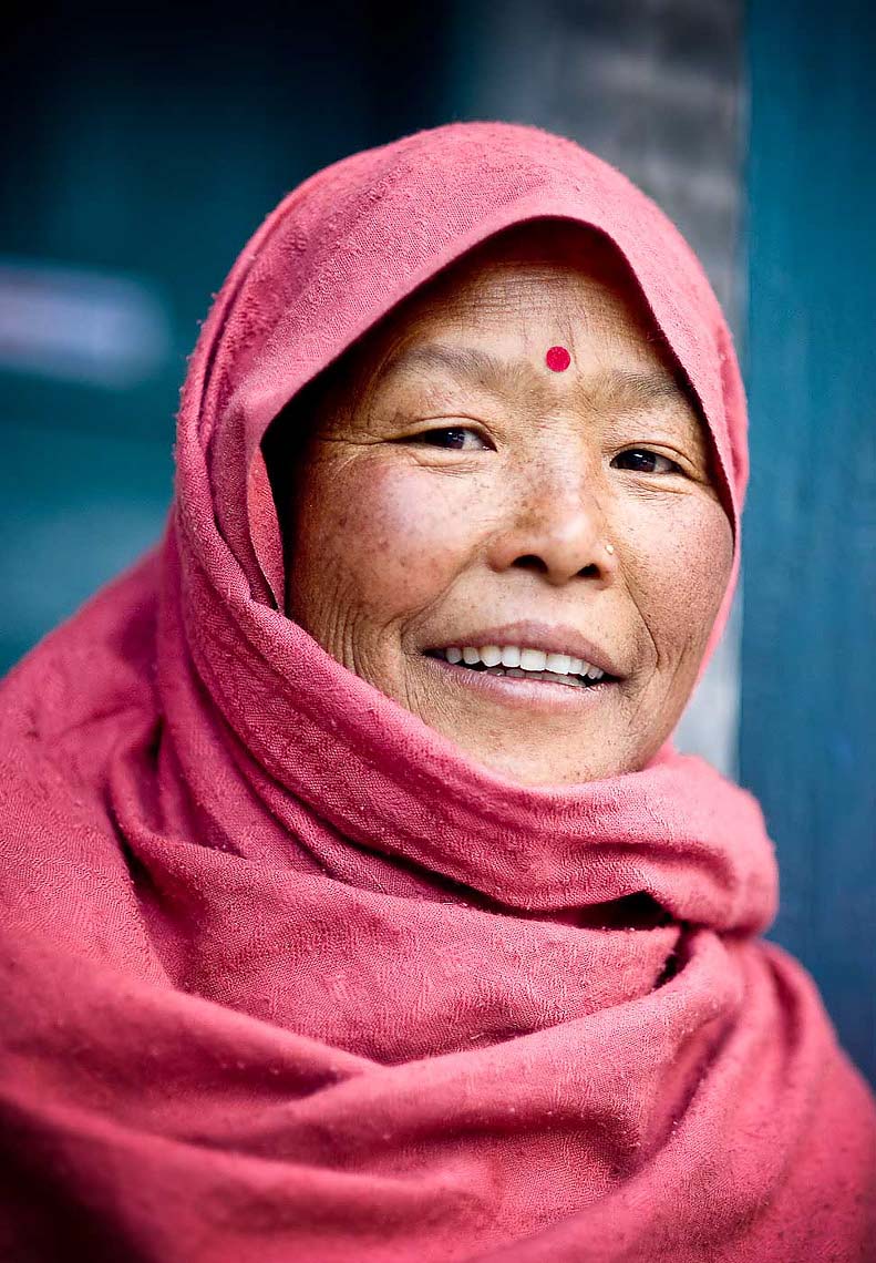 portrait-woman-travel-annapurna-himalaya-nepal-20