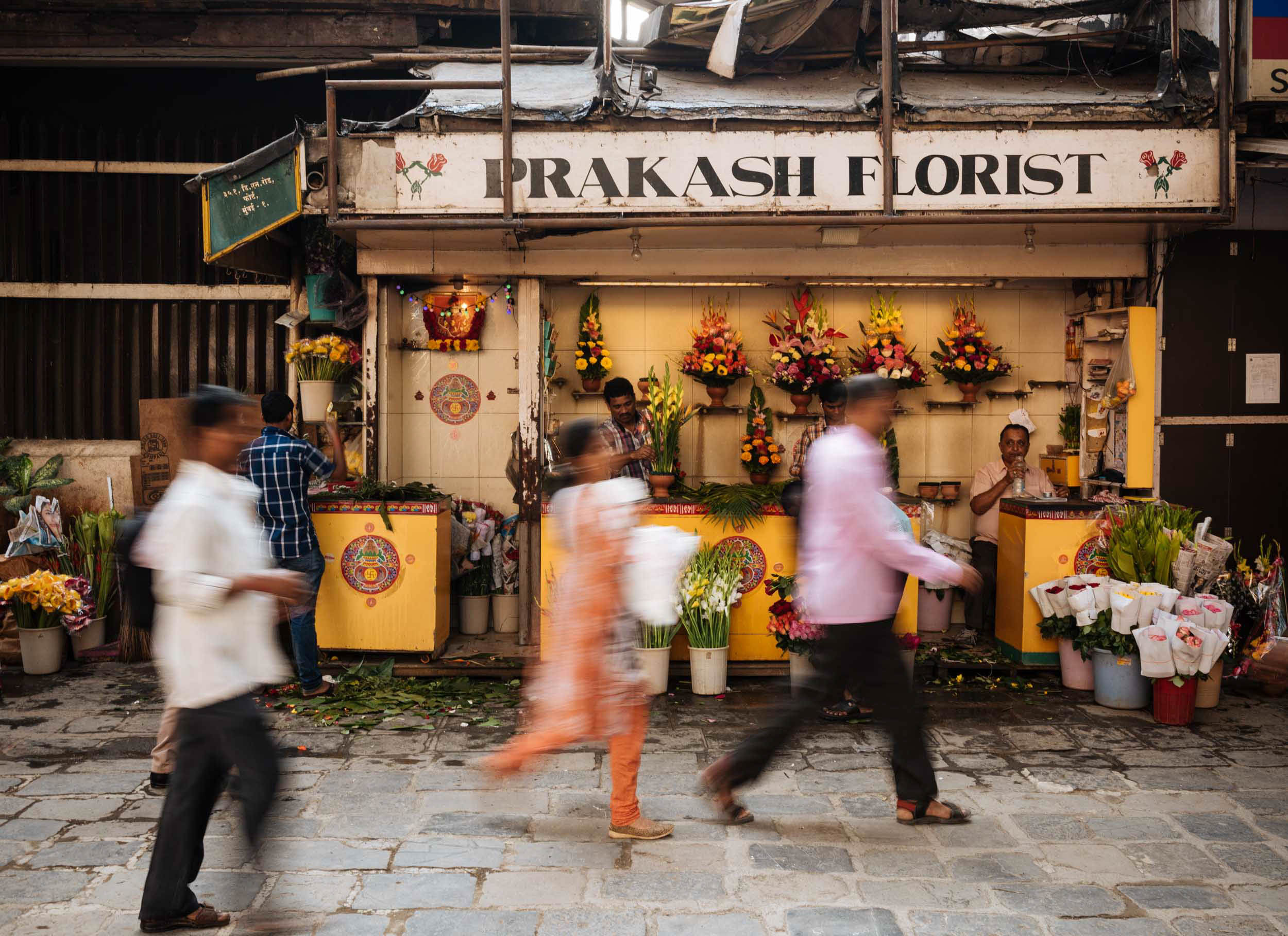prakash-florist-street-photography-rush-people-mumbai-india