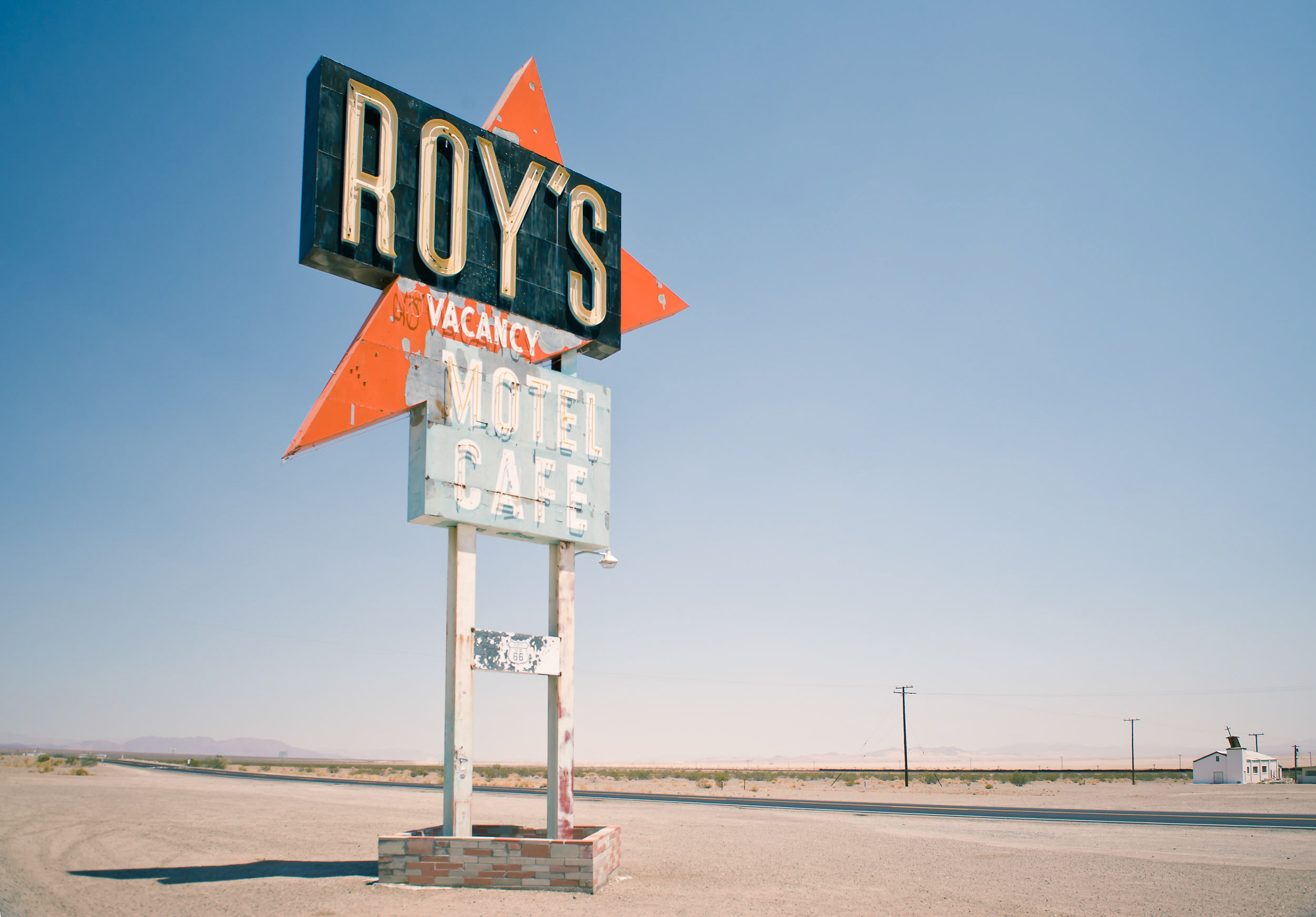 roys-motel-sign-route-66-amboy-california-usa-america