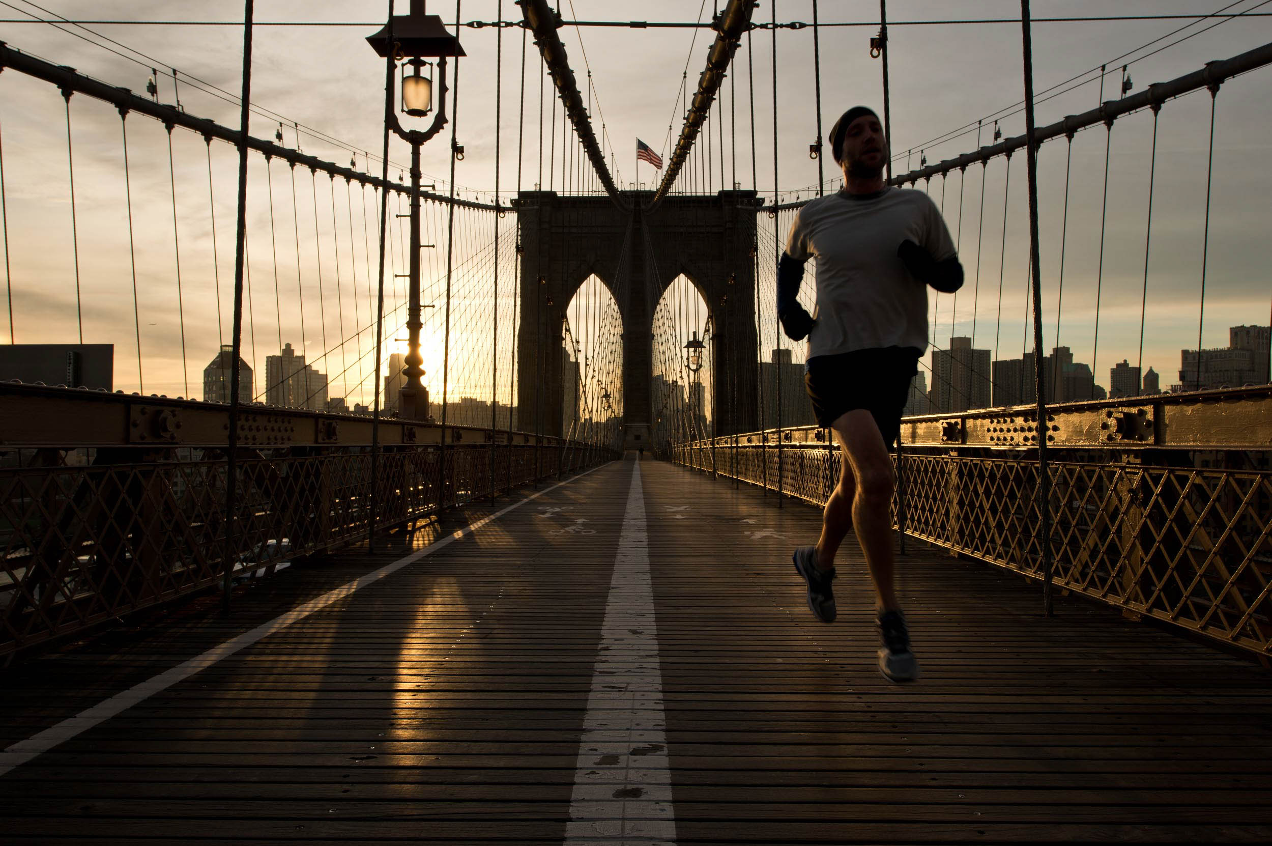 runner-brooklyn-bridge-dawn-new-york-city-usa-america