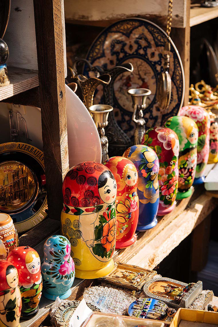russian-dolls-souvenir-stall-tradition-baku-azerbaijan