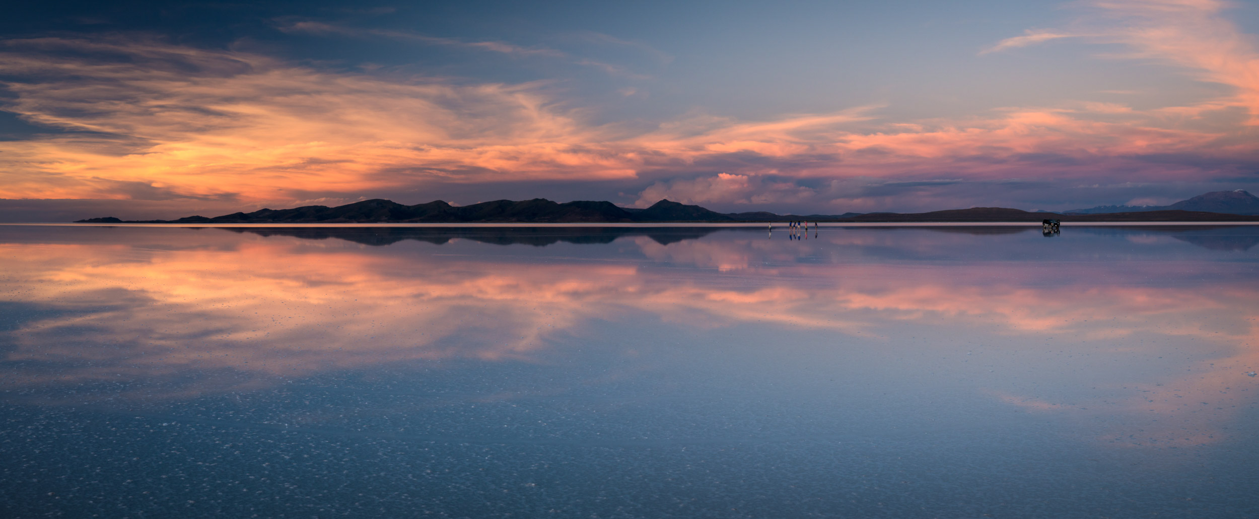 salar-uyuni-reflection-sunset-panoramic-altiplano-bolivia