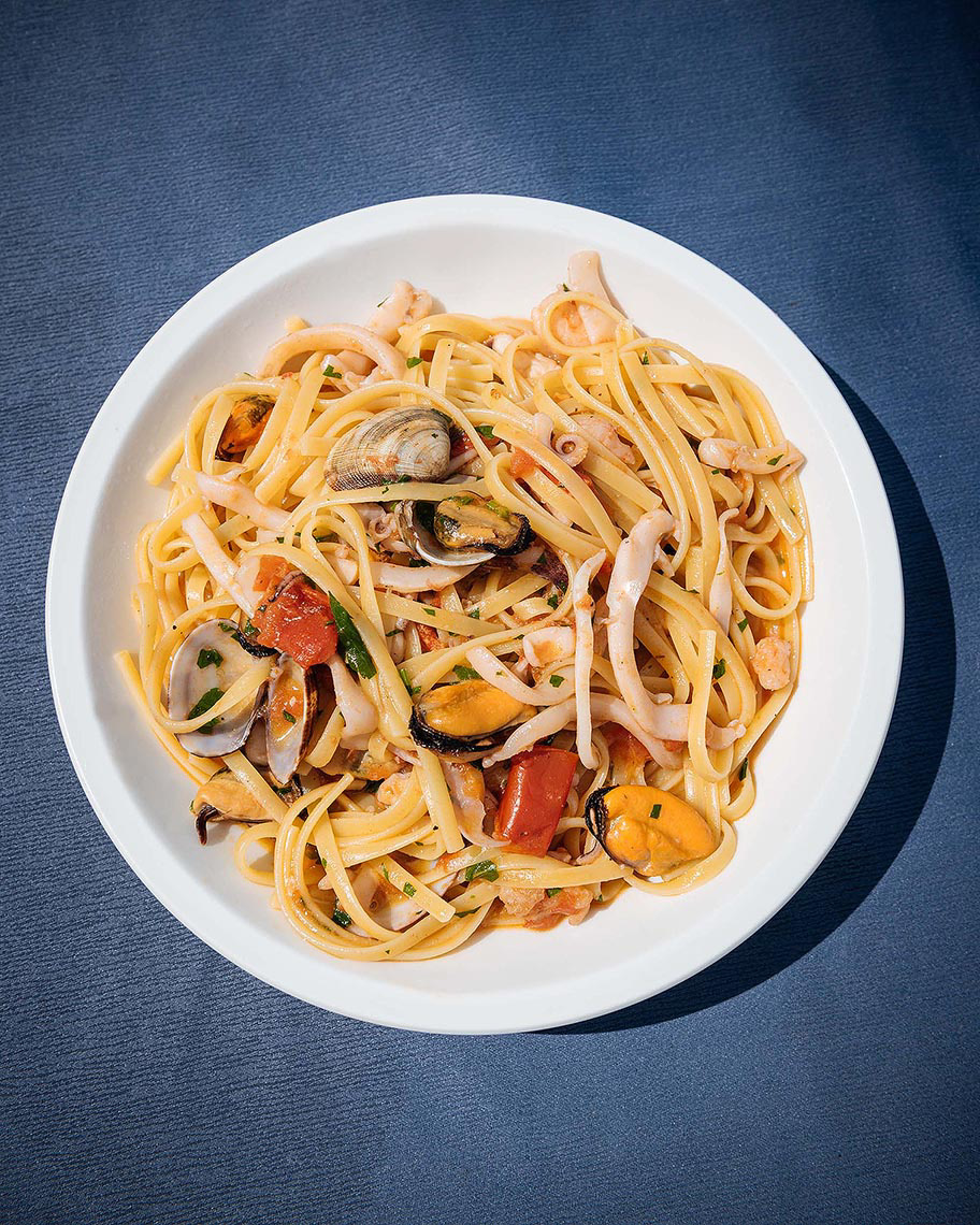seafood-linguine-pasta-plate-food-dish-italian-cuisine-puglia