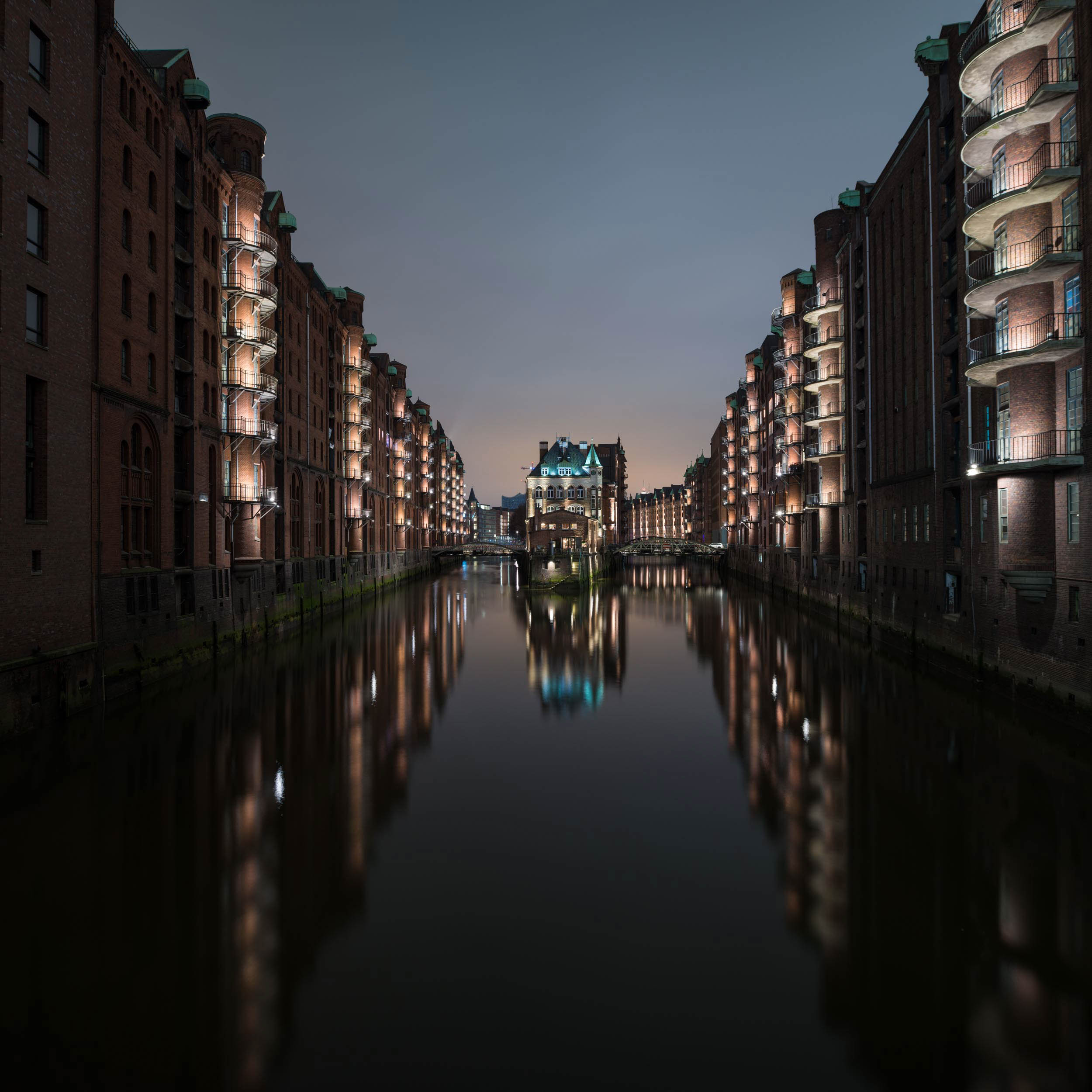 speicherstadt-district-hafencity-hamburg-germany-night-travel-photography