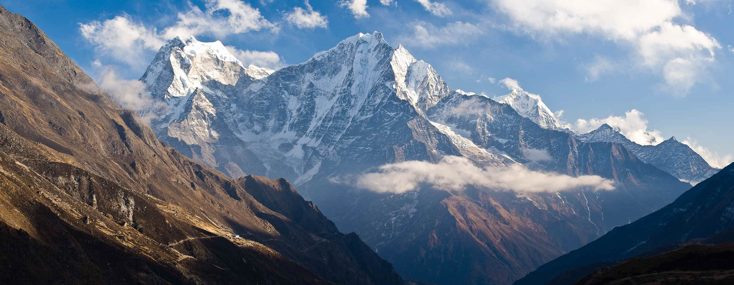 thamserku-peak-mountains-solo-khumbu-region-himalayan-nepal-landscape-panoramic