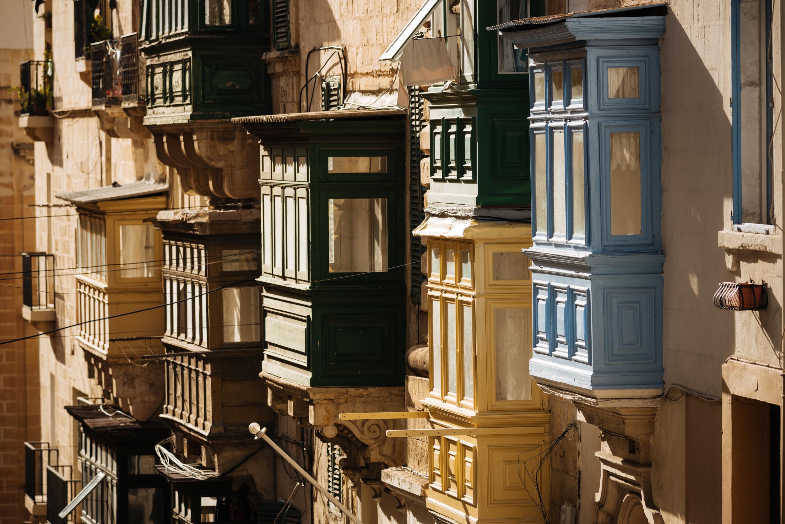 traditional-balcony-exterior-valletta-malta-buildings