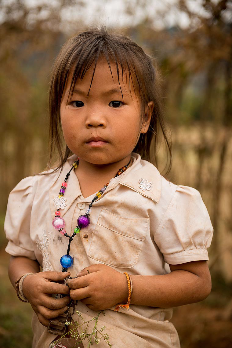 travel-photographer-portrait-girl-local-laos-rural-asia