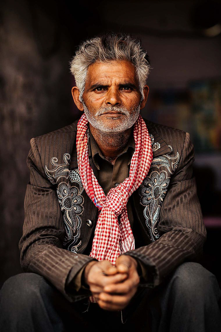 travel-photographer-portrait-man-mathura-uttar-pradesh-india