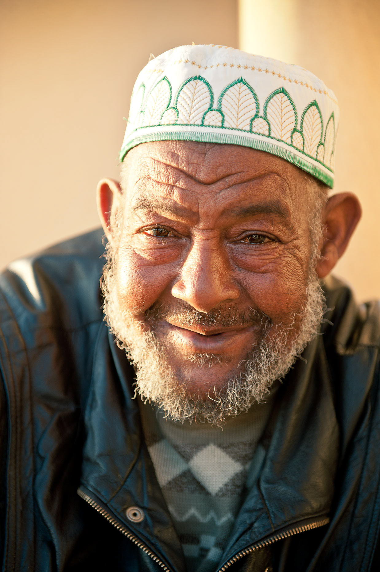 travel-photography-portrait-man-hassan-mosque-casablanca-morocco