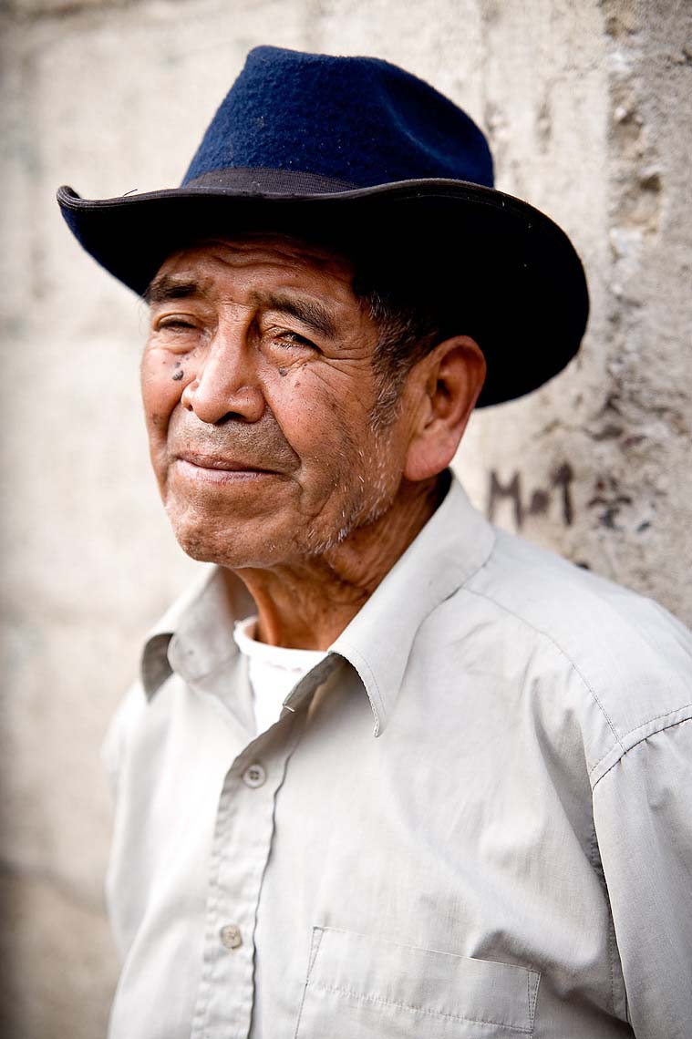 travel-portrait-central-america-man-traditional-guatemala-san-antonio-13