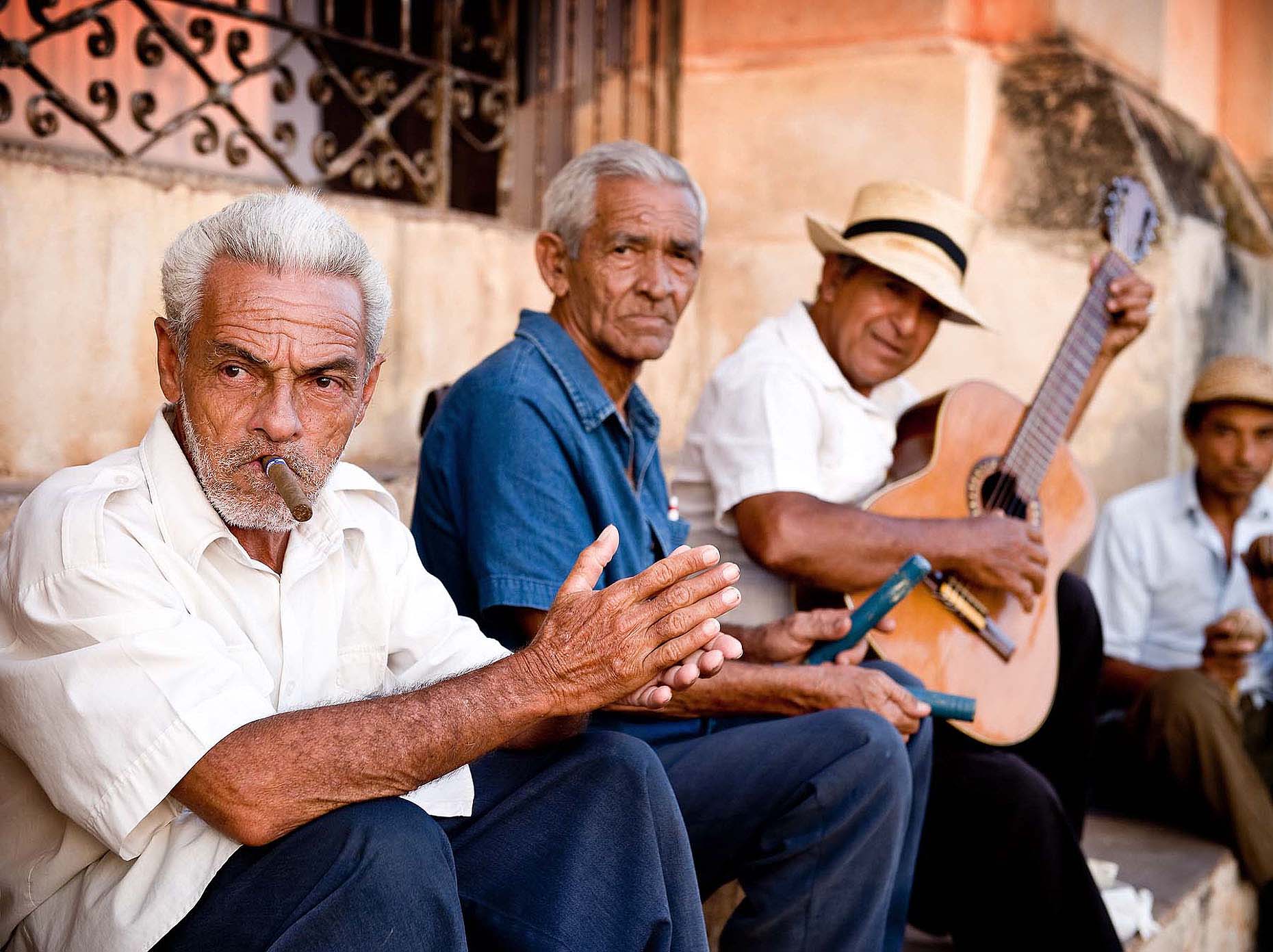 trinidad-men-band-cigar-cuban-group-travel-photography-cuba-33