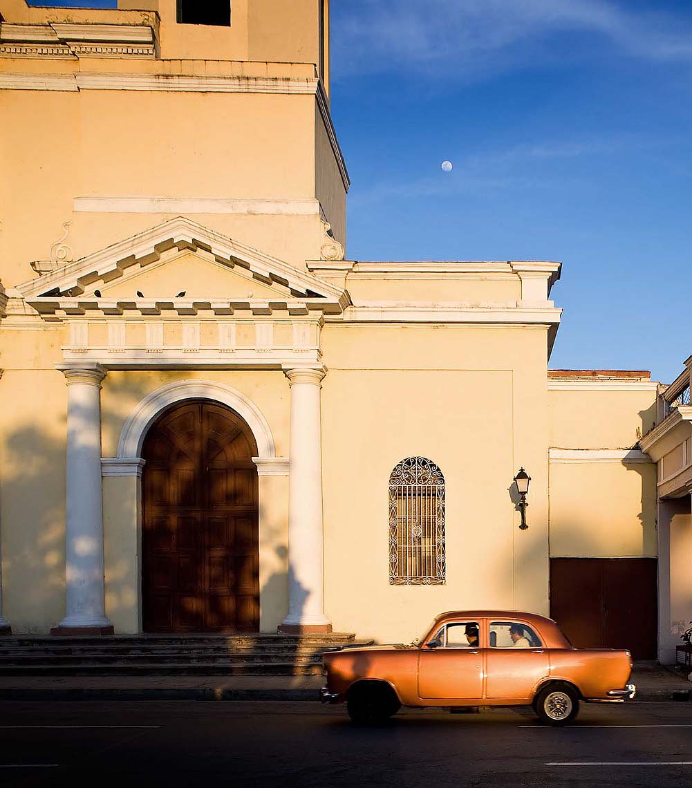 vintage-car-cuba-cienfuegos-travel-architecture-32