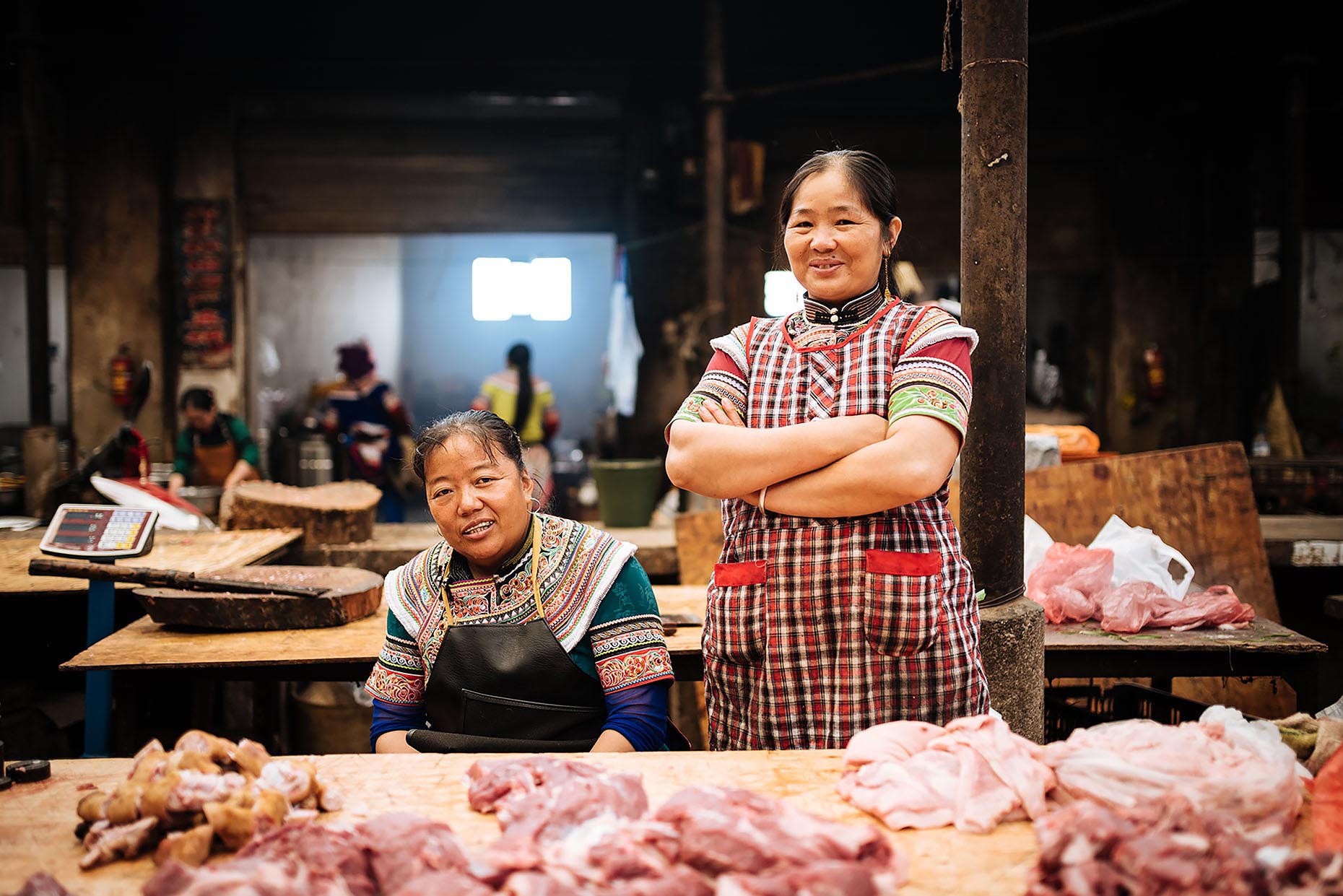 xinjie-rural-market-bartering-butchers-yunnan-china-12